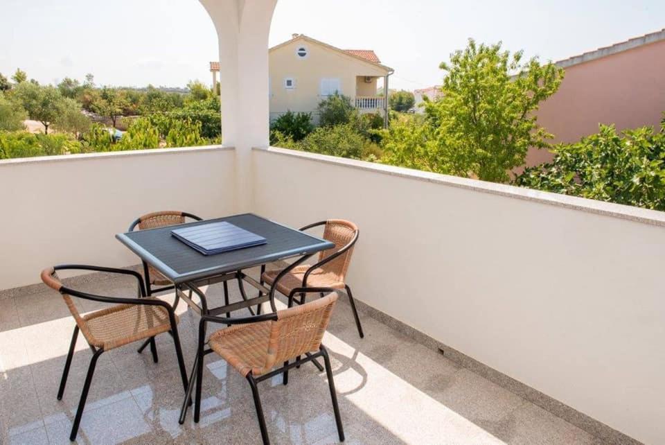 Apartment Vodice - Lovric Buitenkant foto