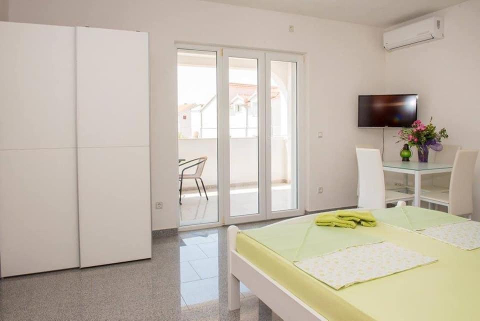 Apartment Vodice - Lovric Buitenkant foto